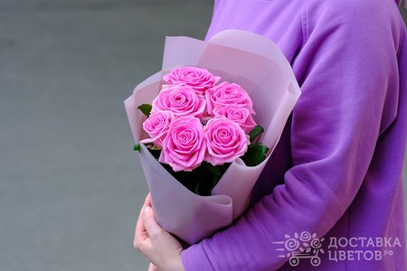 Букет из 7 розовыз роз в пленке "Аква"
